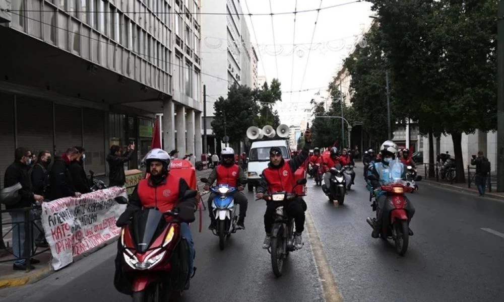 Στους δρόμους της Αθήνας οι διανομείς έξω από το υπουργείο Εργασίας